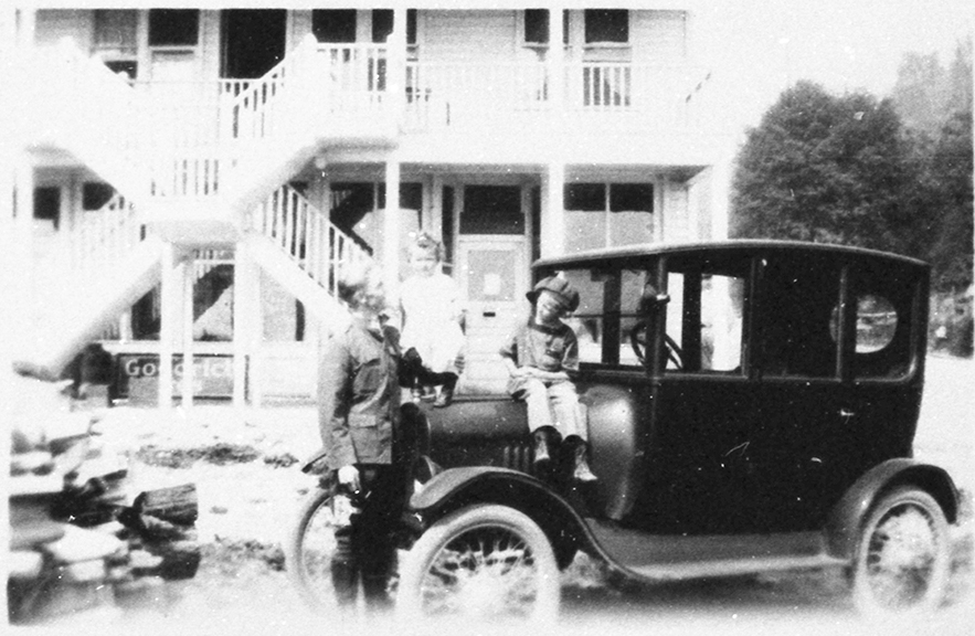 1920 Ford centerdoor sedan - Glendale
